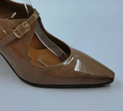 DECOLLETE FIBBIA COLLO FANGO