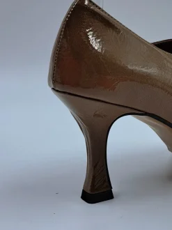 DECOLLETE FIBBIA COLLO FANGO