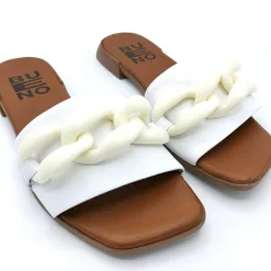 SANDALI CON APPLICAZIONE CATENA BIANCO