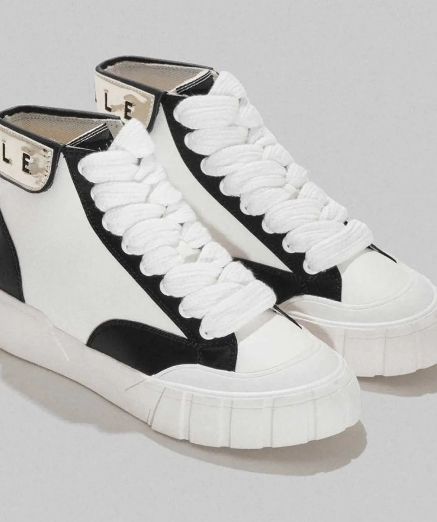 SNEAKERS ALTA CON DETTAGLI ORO E NERI