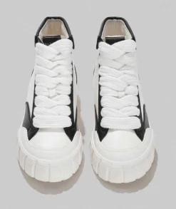 SNEAKERS ALTA CON DETTAGLI ORO E NERI