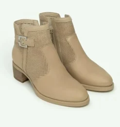 STIVALETTI IN PELLE TRAFORATA DETTAGLIO METALLICO LOGO