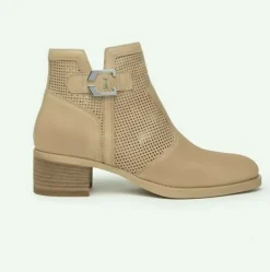 STIVALETTI IN PELLE TRAFORATA DETTAGLIO METALLICO LOGO