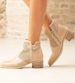 STIVALETTI IN PELLE TRAFORATA DETTAGLIO METALLICO LOGO