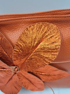 TRACOLLE IN PELLE HIBISCUS APPLICAZIONE FIORE